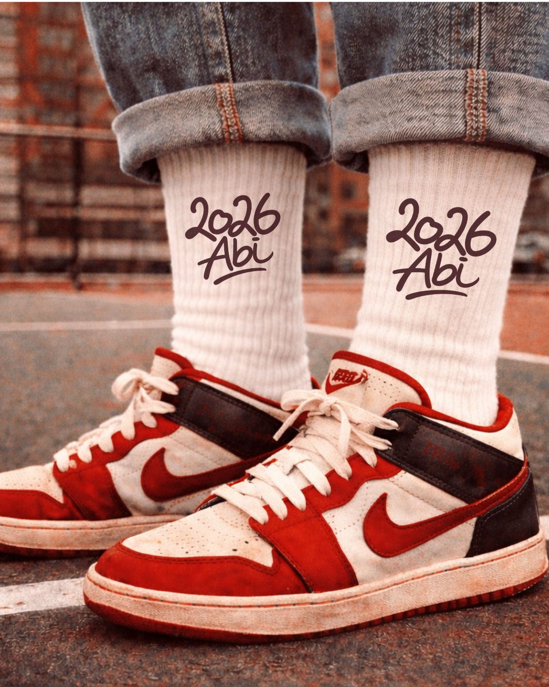Weiße Tennissocken mit ABI 2026 Print - clean, urban und ready für Deinen Abschluss.