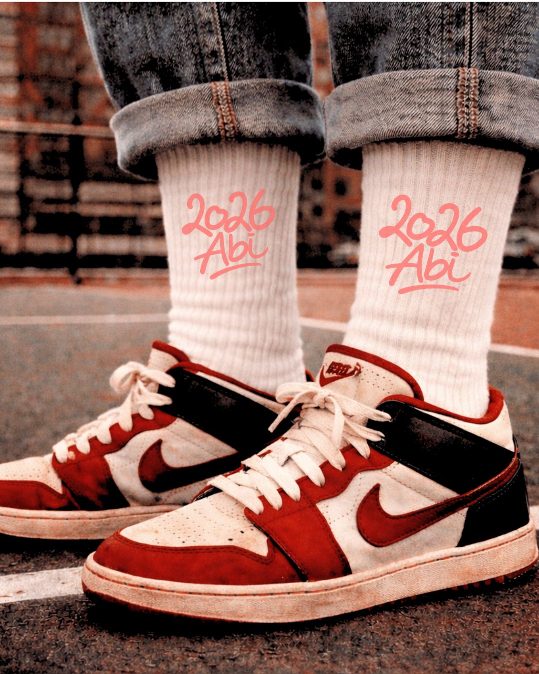 Weiße Tennissocken mit ABI 2026 Print - clean, urban und ready für Deinen Abschluss.