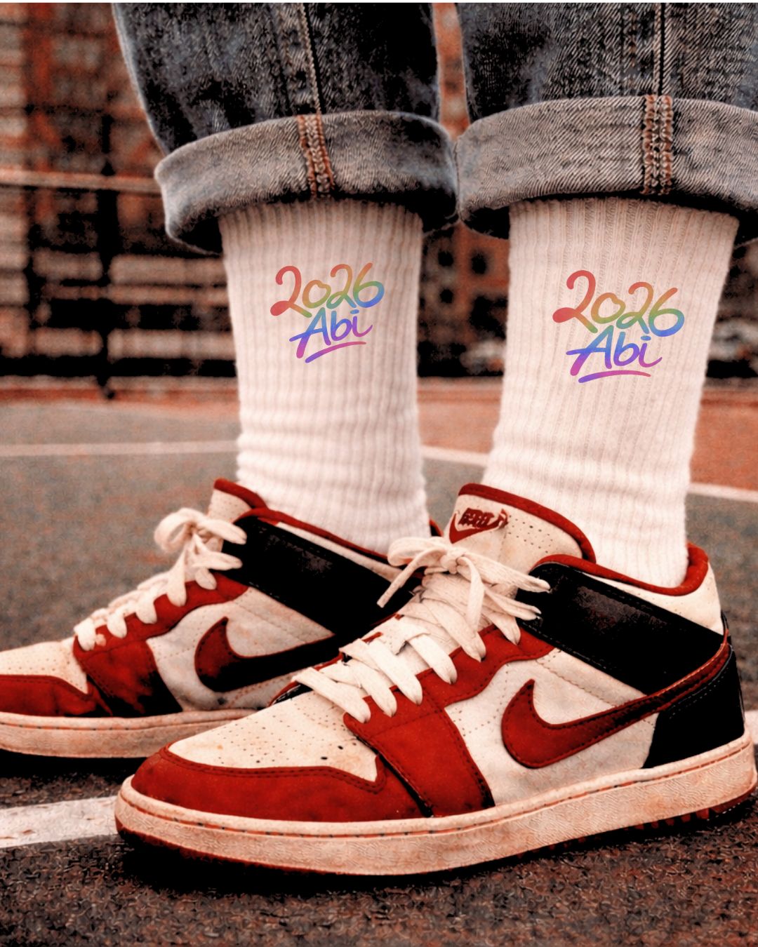 Weiße Tennissocken mit ABI 2026 Print - clean, urban und ready für Deinen Abschluss.